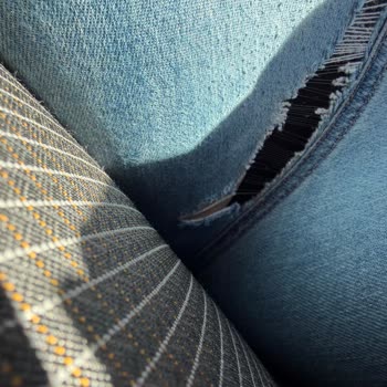 Mavi Pantolon Dikiş Yerinden Patladı, İş Toplantısında Utandırıldı