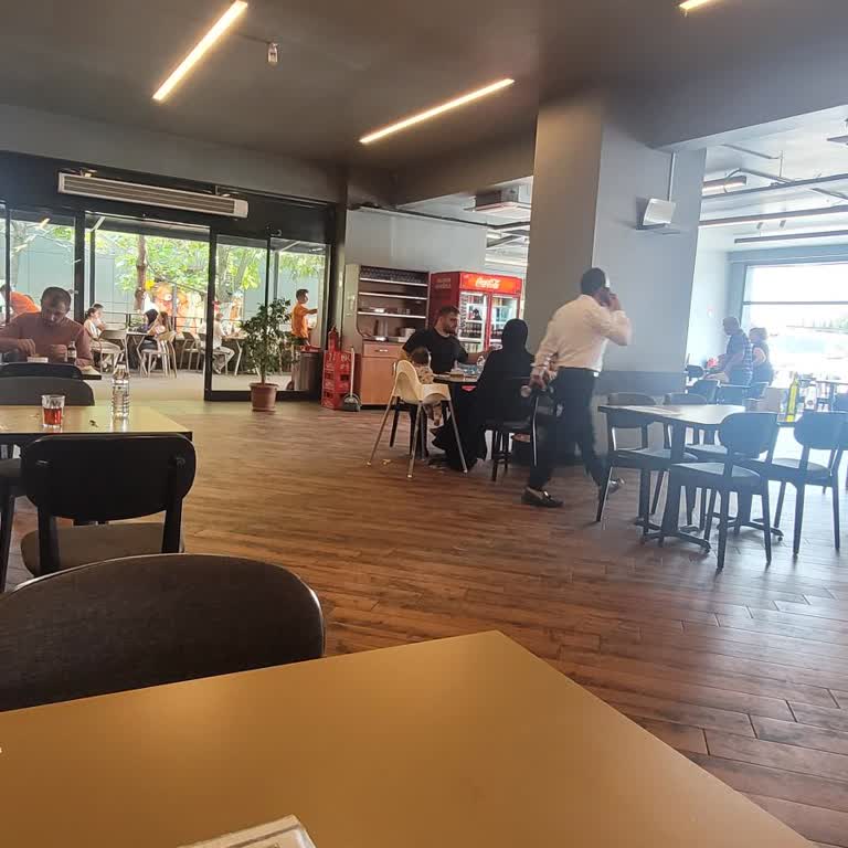 Menüdeki Ürünler Yok, Garsonlar İlgisiz