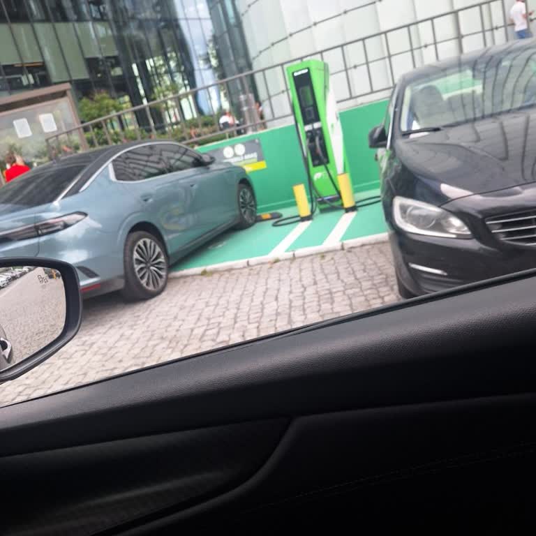 Ctg Elektrik Şarj Noktasına Ayrılmış Park Yerinin Benzinli/dizel Bir Araç Tarafından İşgal Edilmesi