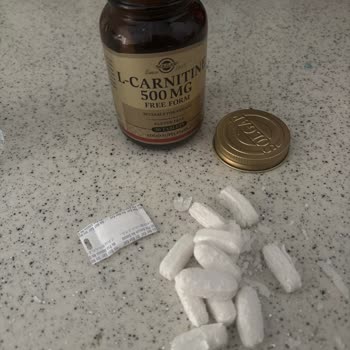 Dağılmış Kapsüller Ve Silik Son Kullanma Tarihiyle Solgar L‑Carnitine Ürünü