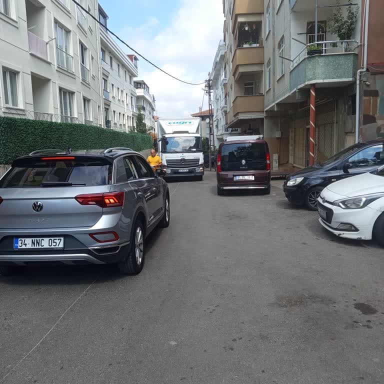 Büyük Sevkiyat Kamyonu Dar Sokakta Trafiği Engelliyor Ve Acil Araçları Tehlikeye Atıyor