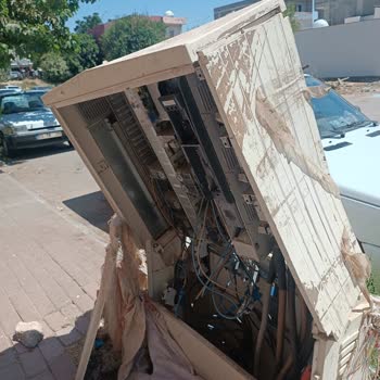 Dicle Elektrik Dağıtım Elektrik Panosu Yaklaşık 10 Gündür Tamamen Kırık Ve Önü Açık Şekilde Duruyor