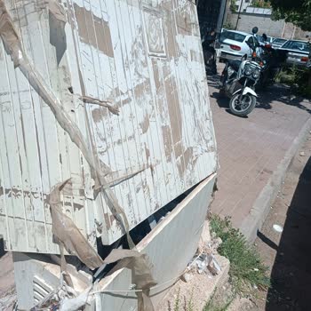 Dicle Elektrik Dağıtım Elektrik Panosu Yaklaşık 10 Gündür Tamamen Kırık Ve Önü Açık Şekilde Duruyor