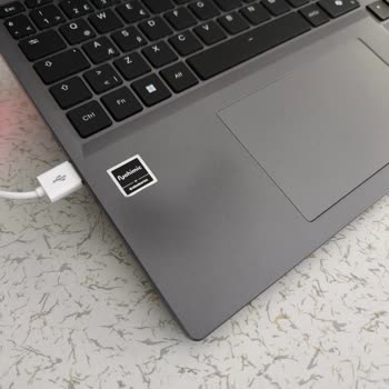 Garanti Kapsamında Boya Atması Ve Renk Kaybı Nedeniyle Laptop Şikayeti