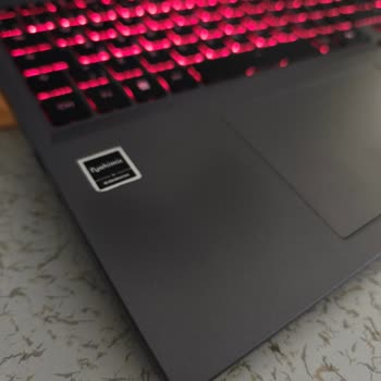 Garanti Kapsamında Boya Atması Ve Renk Kaybı Nedeniyle Laptop Şikayeti