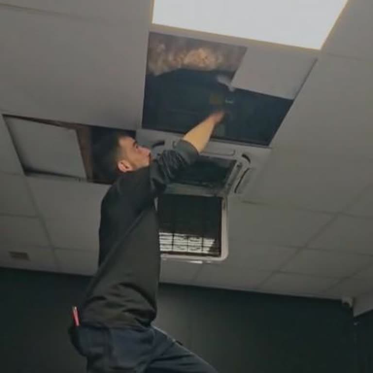 Elektrik Kesintisinde Gree Klima Su Sızdırıyor, Parkeler Şişti Ve Bilgisayarlar Arızalandı