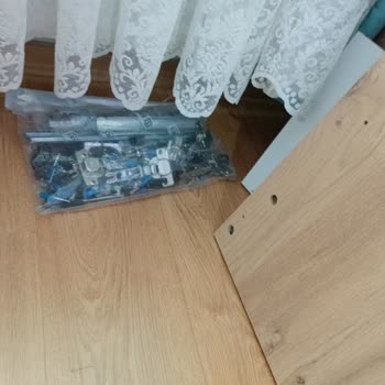 Kırık Parçalar Ve Uzayan Kurulum Çocuğun Odasını Kullanılamaz Hale Getiriyor
