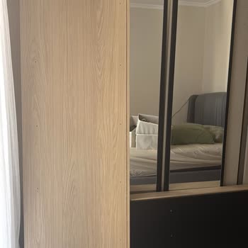 Kırık Gardırop Parçaları Ve Montaj Eksikliği Güvenlik Riski Oluşturuyor