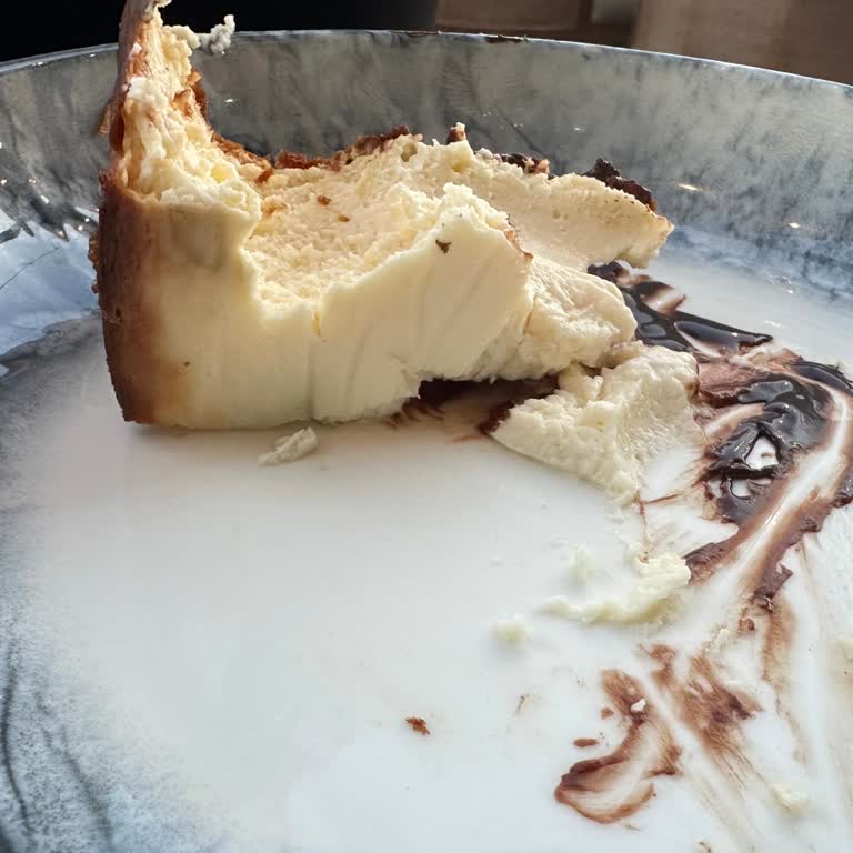 Cheesecake Üzerindeki Leke Ve İlgisiz Personel