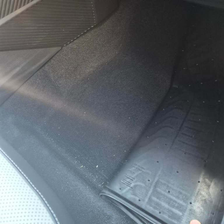 Renault Mais Sıfır Kilometrede Ön Sağ Halı Altında Üretim Hatası Ve Yabancı Madde