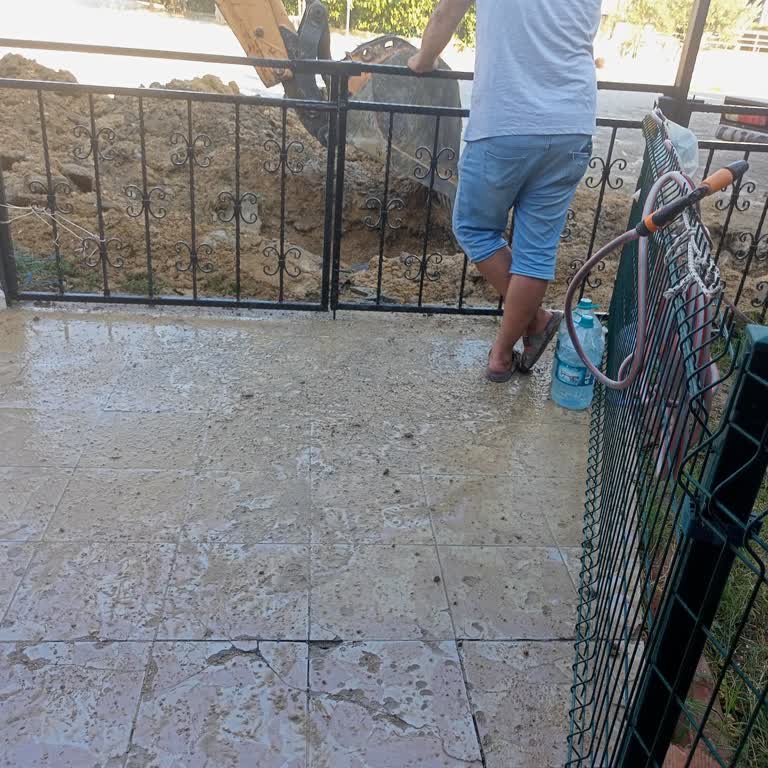 Kepçeyle Su Borusu Patlaması Sonrası Balkon Suyu Baskını