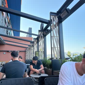 Gazipaşa Airport AVM Starbucks Dış Oturma Alanında Vantilatör Eksikliği