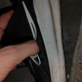 Nike Erkek Spor Ayakkabısında Hızlı Yırtılma Ve Renk Solması Mağaza Reddi