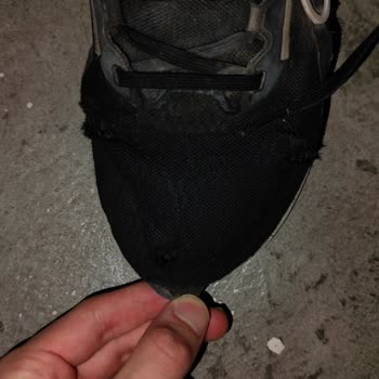 Nike Erkek Spor Ayakkabısında Hızlı Yırtılma Ve Renk Solması Mağaza Reddi