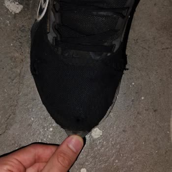 Nike Erkek Spor Ayakkabısında Hızlı Yırtılma Ve Renk Solması Mağaza Reddi