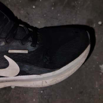 Nike Erkek Spor Ayakkabısında Hızlı Yırtılma Ve Renk Solması Mağaza Reddi