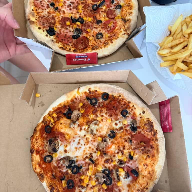 Soğuk Pizza Ve Eksik Sarımsaklı Kenar İçin Yetersiz Sufle Teklifi