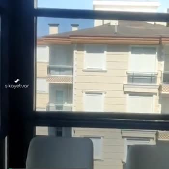 Albert Genau Giyotin Cam Balkon Takılı Kalıyor!
