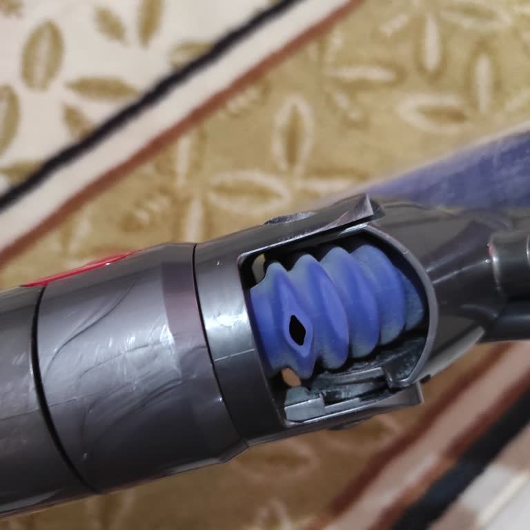 Dyson V15 Süpürge Borusunda Gevşeme Ve LED Başlıkta Delinme
