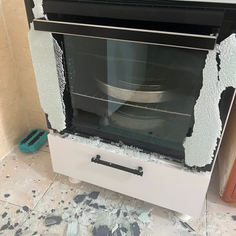 İtimat Ankastre Fırının Dış Camı Kırıldı, Yedek Parça Bulunamadı