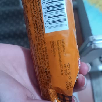 Süsse Pasta Bisküvi İçinde Uzun İp Parçası