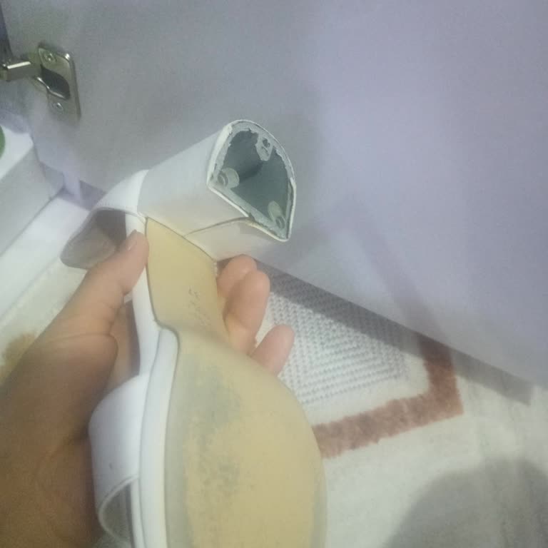 Dolap’ta Yanıltıcı İlan Ve Cevapsız Satıcı Nedeniyle Defolu Ayakkabı Teslimatı