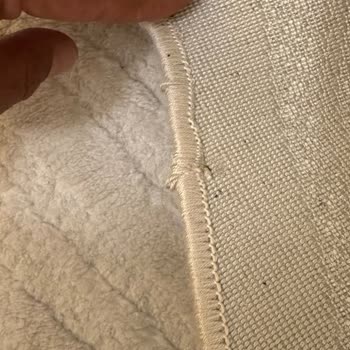 Kullanılamaz Halı Setinde Kenar Overlokları Çözülerek Güven Sarsıldı