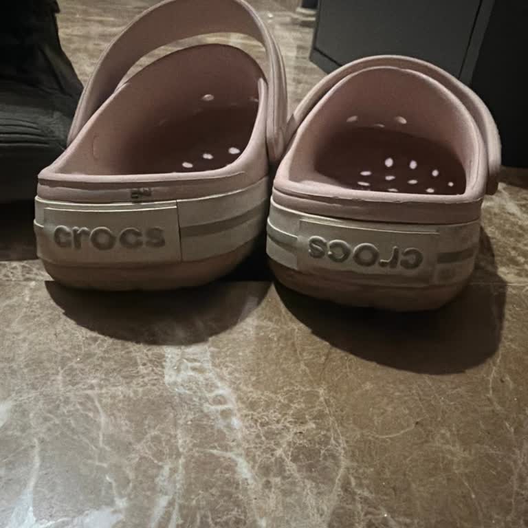 Crocs Terlikte Ters Basılmış Etiket, Sahte Olduğu Şüphesiyle İade Talebi