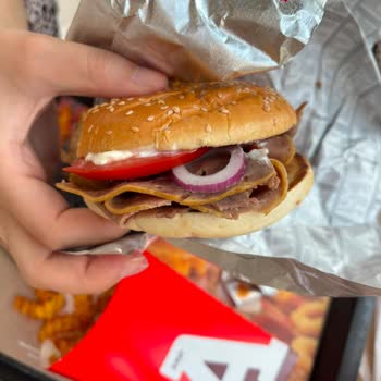 Arby’s Nata Vega Şubesinde Et Kalınlığı Ve Yağlı Patates Şikayeti