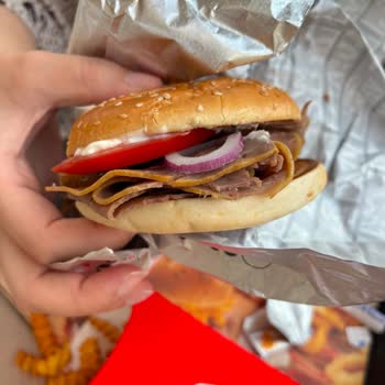 Arby’s Nata Vega Şubesinde Et Kalınlığı Ve Yağlı Patates Şikayeti