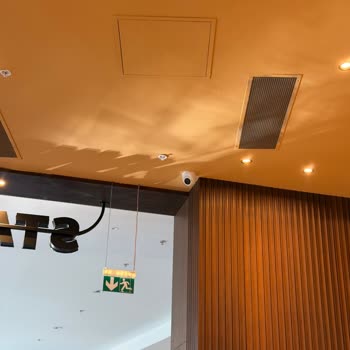 Starbucks'ta Göz Teması Olmadan Saygısız Davranış
