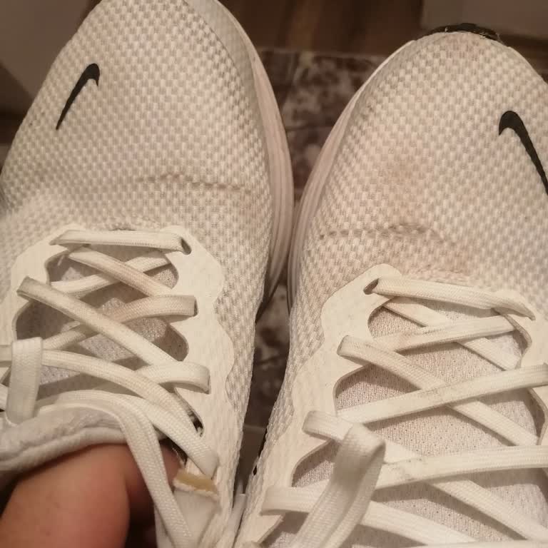 Nike Revolution 8 Ayakkabılardaki Simetrik Yırtık, FLO'nun Kullanıcı Hatası Reddi