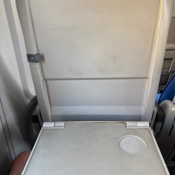 Ters Yön Koltuk Ve Kirli Tren İç Ortamı