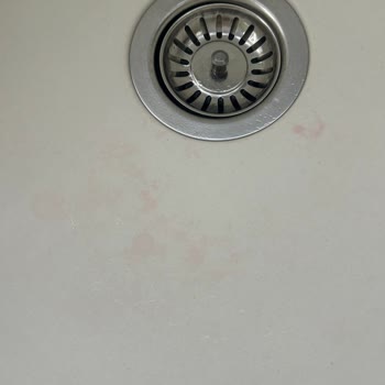 Teka Beyaz Evye Üzerinde Çıkarılamayan Pembe Leke Ve Değişim Talebi
