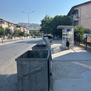 Otobüs Durağındaki Çöp Konteynerleri Yol Ve Yolcu Güvenliğini Tehdit Ediyor
