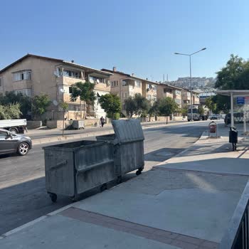 Otobüs Durağındaki Çöp Konteynerleri Yol Ve Yolcu Güvenliğini Tehdit Ediyor