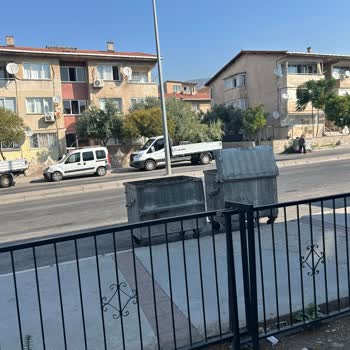 Otobüs Durağındaki Çöp Konteynerleri Yol Ve Yolcu Güvenliğini Tehdit Ediyor