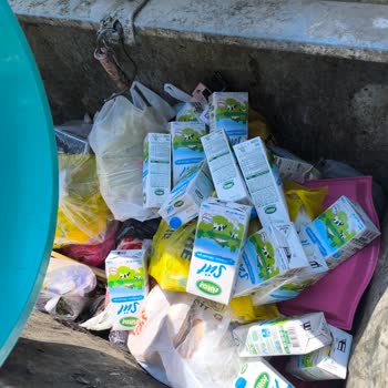 Şişen Ve Patlayan Sütler Çocukları Zehirleme Tehlikesi Ve Mağaza Müdürünün Umursamaz Tutumu