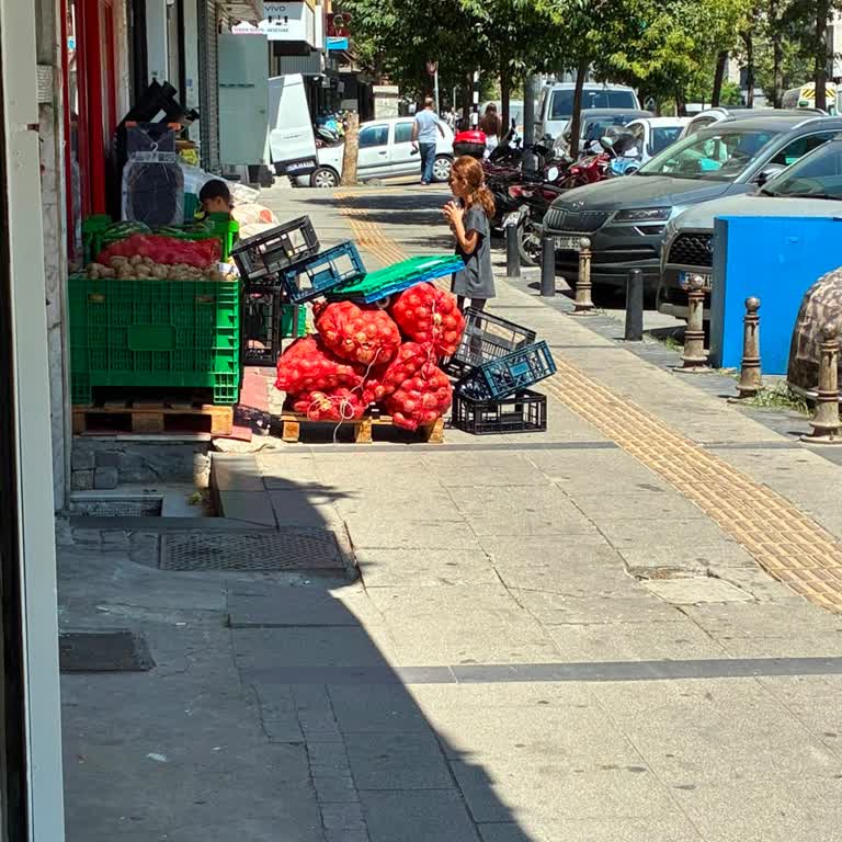 Şok Market Kasalarının Kaldırımda Bırakılması Yaya Geçişini Engelliyor Ve Mağazamı Kirletiyor