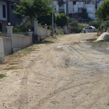 Güzelçamlı Mahallesindeki Yol Çukurlu Ve Taşlı, Acil Onarım Gerekiyor