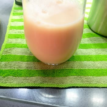 Sağlık Riski Taşıyan Sek Proteinli Sütte Kahverengi Sıvı Ve Tortu