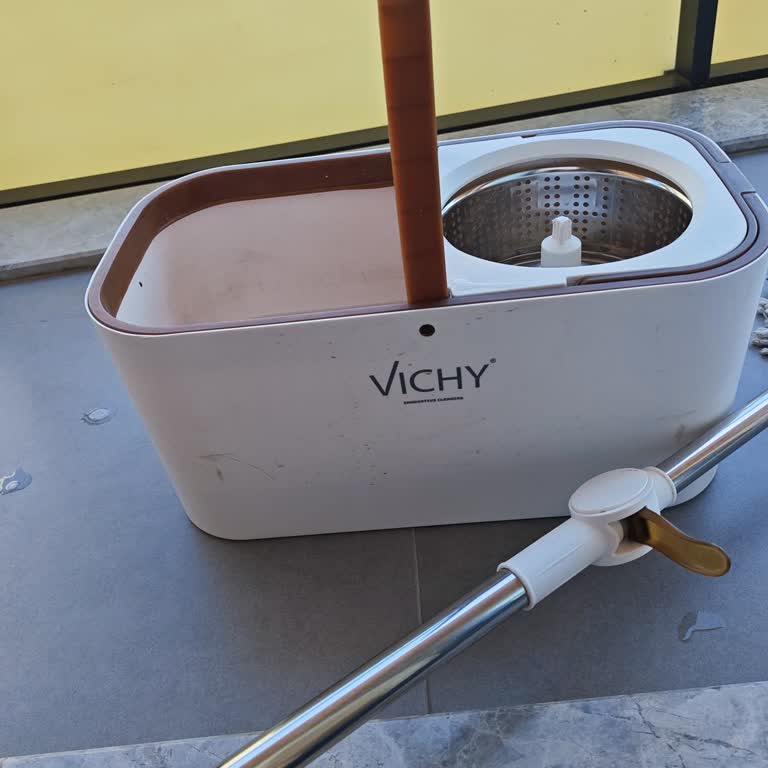 Vichy Mop Setinin Kovasının Tasarım Hatası Su Dökülmesine Neden Oluyor