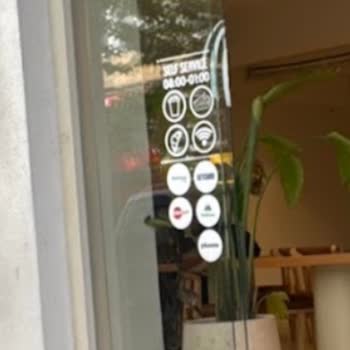 Yemek Kartı Kabul Ediliyormuş Ödeme Reddedildi, Bozuk Latte Mide Rahatsızlığına Neden Oldu