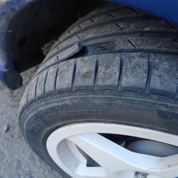 Kumho Ecsta PS71 Tire Suffers Severe Tread Separation While Driving