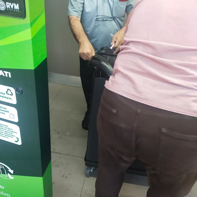 Şişe İade Makinesi Boş, Personel Saygısız Ve İlgisiz