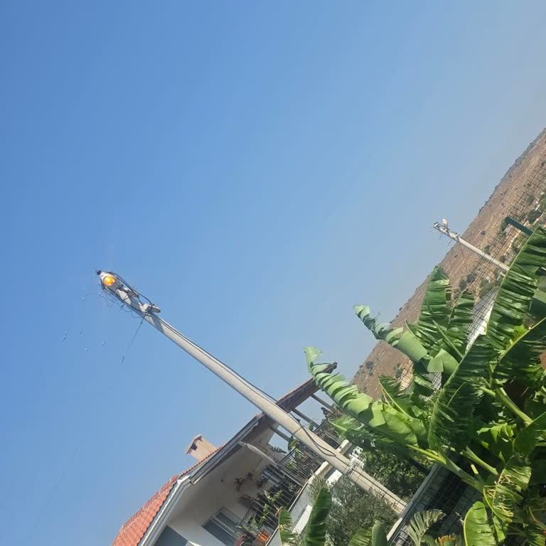 Çeşme'de Gün Işığında Yanmaya Devam Eden Sokak Lambaları Enerji İsrafı