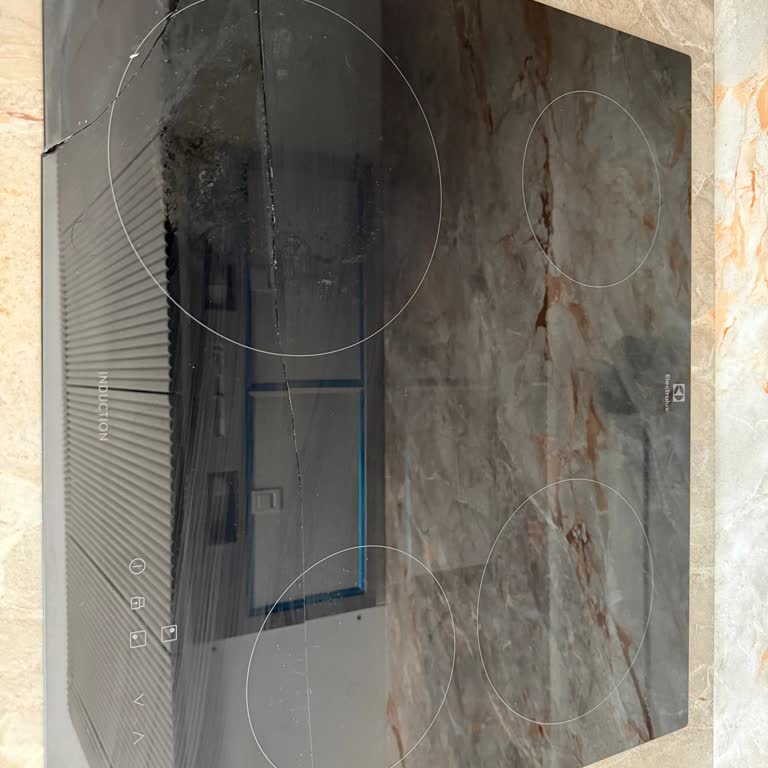 Electrolux Cam Değişimi İçin 15.000 TL İşçilik Zorunluluğu Haksız