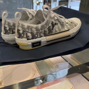 Dior Erkek Spor Ayakkabısının Tek Taraflı Sararma Sorunu Ve Üretim Hatası Talebi