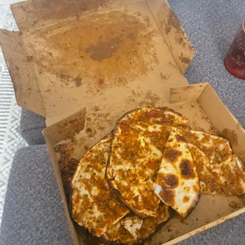 Lahmacun Kutuda Takla Attı, İç Harcı Dağıldı Ve Dip Yanmış
