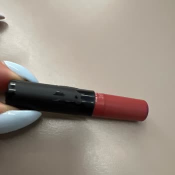 NARS Dolce Vita Lipstick Cap Flakes Off Black Particles During Use